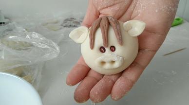 红豆做眼睛，筷子戳出鼻孔。