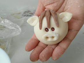 红豆做眼睛，筷子戳出鼻孔。