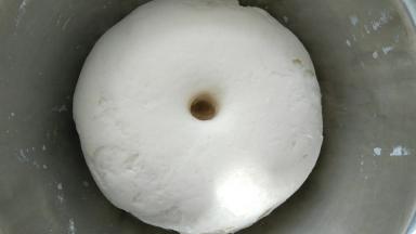 发酵至体积两倍大，手指戳一个洞不变形发酵好。（其他颜色的面团，都可以根据主料给出的，面粉，水，酵母，比例和面哦！）