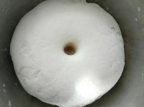 发酵至体积两倍大，手指戳一个洞不变形发酵好。（其他颜色的面团，都可以根据主料给出的，面粉，水，酵母，比例和面哦！）