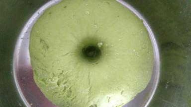 发酵好的菠菜面团。