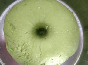 发酵好的菠菜面团。