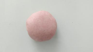 取部分白面团，加入适量红曲米粉。