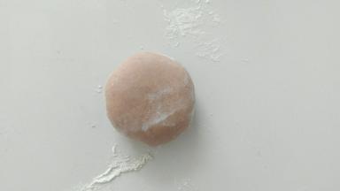 取部分白面团，加入适量可可粉。