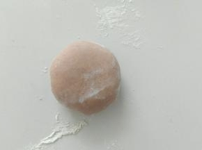 取部分白面团，加入适量可可粉。
