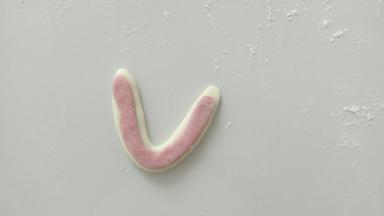 以举重的小兔子为例。小白兔的耳朵。