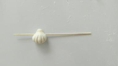 手抓杠杆的样子。