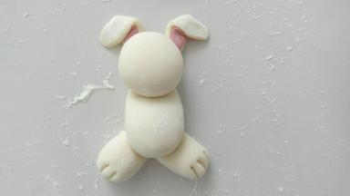 头部搓圆，身体是椭圆，下部是腿。