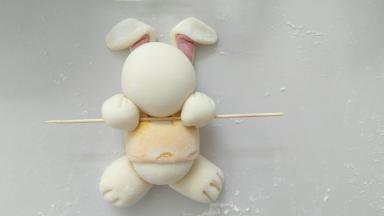 放上杠杆，及穿上黄色上衣。