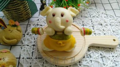 熟后，可用红色巧克力笔，添上腮红，也可以用红面团粘上做腮红。