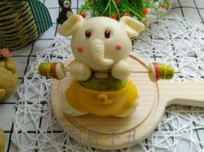 熟后，可用红色巧克力笔，添上腮红，也可以用红面团粘上做腮红。