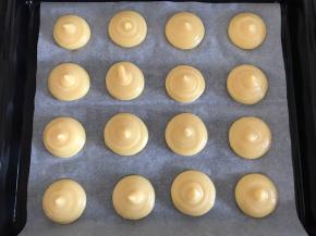 将面糊倒入装有中号圆形花嘴的裱花袋，挤出圆形面糊，注意间距。用喷壶给面糊喷上水。
烤箱上下火190度预热。