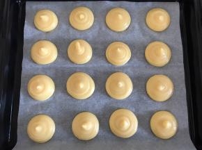 将面糊倒入装有中号圆形花嘴的裱花袋，挤出圆形面糊，注意间距。用喷壶给面糊喷上水。
烤箱上下火190度预热。