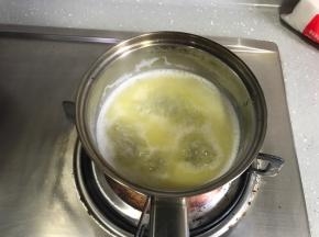 黄油融化沸腾后加入过筛好的低筋面粉，用手动打蛋器快速搅拌至无粉，换刮刀继续中火加热搅拌一分钟，直到奶锅底部出现糊底，离火。