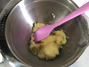 面粉倒入打蛋盆。