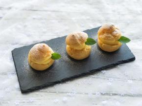 也可以用筷子从底部戳一个洞，将卡仕达酱挤入。