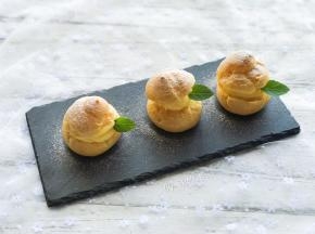 也可以用筷子从底部戳一个洞，将卡仕达酱挤入。