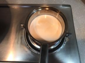 先来制作香草卡仕达酱。牛奶和香草精倒入奶锅小火加热。