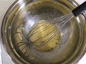 烤箱上下火180度预热。鸡蛋加细砂糖打发至起泡。