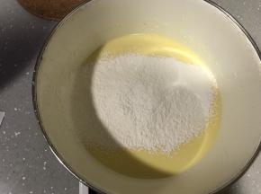 芝士糊离水，低筋面粉和玉米淀粉过筛加入。