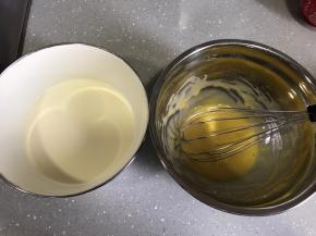 淡奶油和牛奶的混合物加入蛋黄糊搅拌均匀。