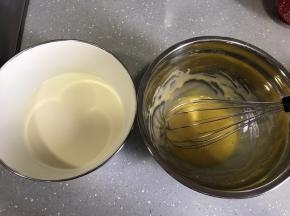 淡奶油和牛奶的混合物加入蛋黄糊搅拌均匀。