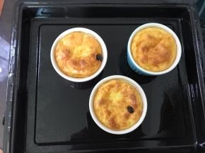 烤至表面呈焦黄色出炉。建议用烤盘哦，因为油会溅出来。