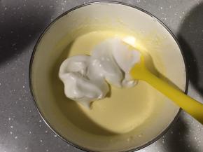 将三分之一蛋白霜加入芝士糊，翻拌均匀。