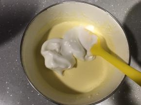 将三分之一蛋白霜加入芝士糊，翻拌均匀。