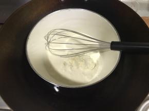 牛奶和芝士隔水加热糊化。