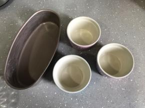 软化好的黄油用毛刷刷满模具内壁。