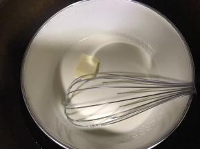 芝士糊化后加入黄油，搅拌至融化。