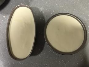 倒入模具7、8分满，轻轻晃动模具使蛋糕糊均匀。