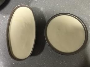 倒入模具7、8分满，轻轻晃动模具使蛋糕糊均匀。