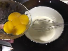 蛋黄分次加入，每次都搅拌均匀再加入下一个。