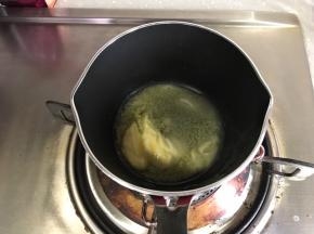 剩余黄油加入奶锅小火加热至棕黄色。