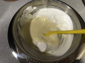 混合好的蛋糕糊倒回蛋白霜，继续翻拌均匀。