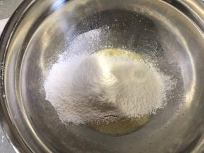 低筋面粉过筛加入，搅拌至无粉。