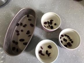 模具底部铺上泡过朗姆酒的蔓越莓干（没有朗姆酒不泡也可以）