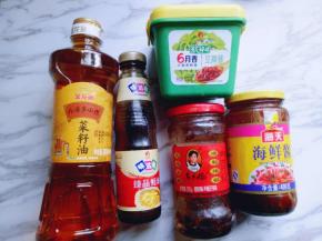 准备的酱料。