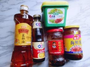 准备的酱料。