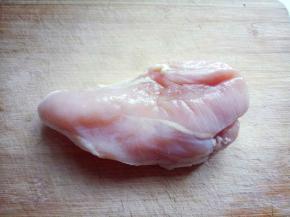 将鸡胸肉清洗干净。