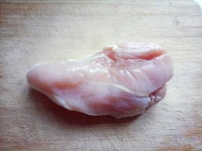 将鸡胸肉清洗干净。