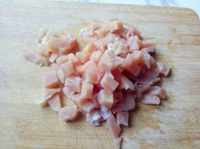 先切片再切条，最后再切丁。如图