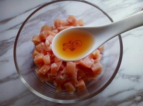 切好的鸡胸肉倒入器具中，加入料酒。