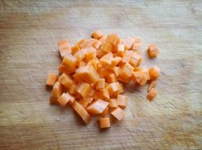 胡萝卜去皮切丁。