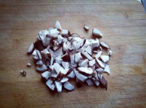 香菇洗干净切丁。