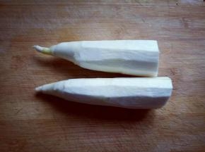 茭白去皮，洗干净。