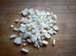 将洗干净的茭白切丁。