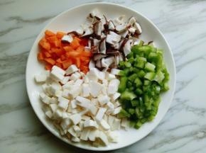 全部切好的蔬菜，准备打个水焯。